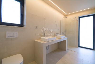 Moderna vila s strešno teraso, kakovostno opremo in edinstvenim razgledom
