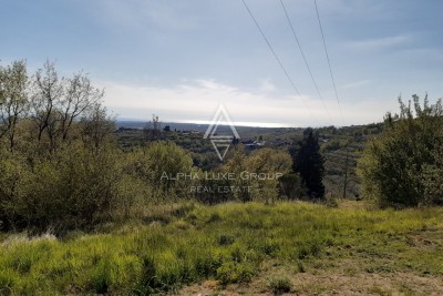 SAMOSTOJEĆA KUĆA NA MIRNOJ LOKACIJI S PANORAMSKIM POGLEDOM NA MORE