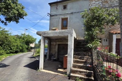 Prodaja kuće za renovaciju s građevinskim zemljištem, blizina Poreča, Žbandaj!