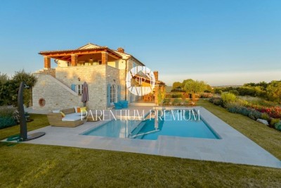 Avtentična hiša v mediteranskem slogu z bazenom