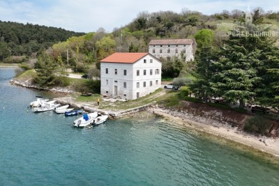 Prvi red do mora, Istra!! Kamena kuća za adaptaciju, sa velikom povijesnom vrijednošću
