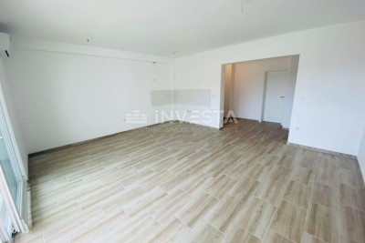 Barbariga, Prostrani stan s terasom i pogledom na more, blizina plaže