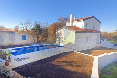 Poreč, okolica, Hiša s tremi spalnicami in bazenom na mirni lokaciji 11 km od morja