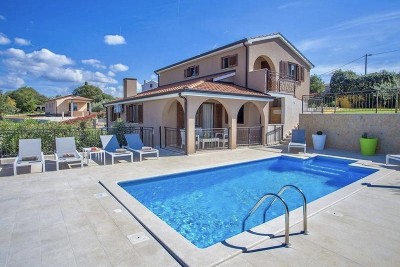 Poreč, Šarmantna kuća s bazenom i pogledom na more u blizini Poreča – Izvrsna investicijska prilika