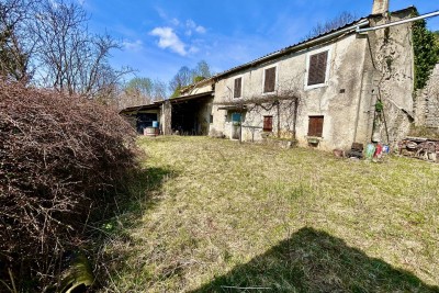 DANE, ĆIĆARIJA, KAMENA SAMOSTOJEĆA KUĆA SA VELIKIM DVORIŠTEM