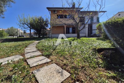 Dvojna obiteljska kuća 2km od mora - predgrađe Poreča