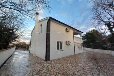 Prodaja kuće s dvije odvojene stambene jedinice i prostranim dvorištem, Šišan!