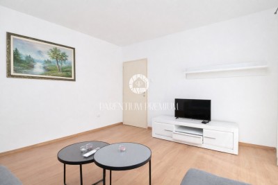 Prostran stan u centru grada s pogledom na more, svega 100 m od mora