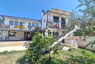 Haus mit 7 Wohnungen und einer Garage