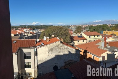 Appartamento al quarto piano in centro città, mare e spiaggia a 10 m, completamente arredato, Cittanova