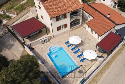 Kuća sa tri stana u okolici Poreča, 193m2