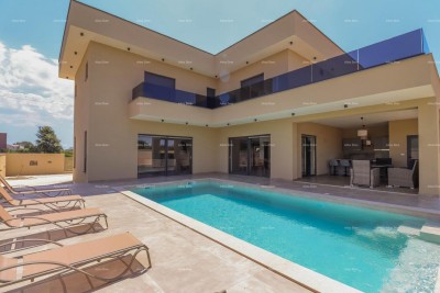 Pula - Loborika. Nova samostojeća kuća sa bazenom. Kvalitetno izgrađena i uređena.