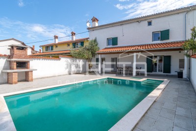 Istra, Pula-kuća u nizu s bazenom