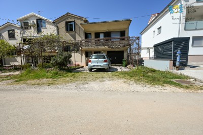 ISTRA, NOVIGRAD- Kuća s garažom i okućnicom 200m od mora i nadomak centra grada!