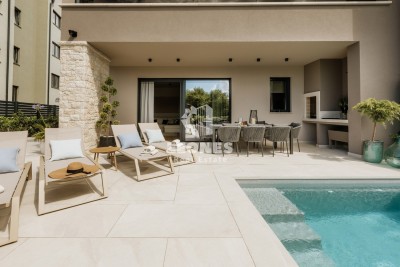 Potpuno opremljena dvojna kuća s bazenom na samo 700 metara od mora u Vabrigi