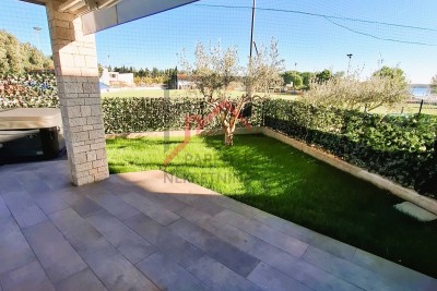 Istra, Novigrad – Stan s privatnim vrtom, pogledom na more i hidromasažnom kadom