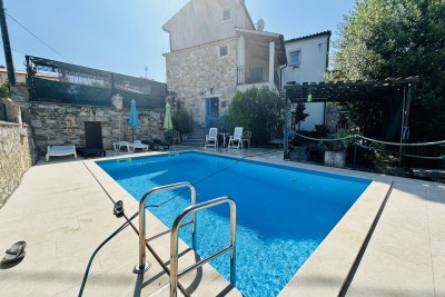 MOTOVUN, OKOLICA, ISTARSKA KAMENA KUĆA U IDILIČNOM OKRUŽENJU