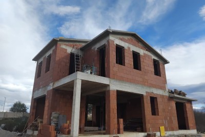 Prodaja – Muntrilj- okolica, kuća s bazenom u izgradnji