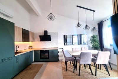 TAR!!! Appartamento su più piani con tre camere da letto, a 3 km dal mare