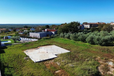 Baugrundstück mit errichteter Fundamentplatte, rechtskräftiger Baugenehmigung und bezahltem kommunalem Beitrag