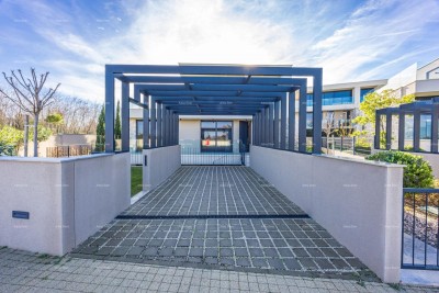 Primo fila al mare! Casa di lusso a Umago, a 300 m dal mare - perfetta per famiglie con moderni comfort.