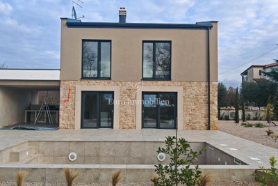 Kuća s bazenom na mirnoj lokaciji, okolica Novigrada