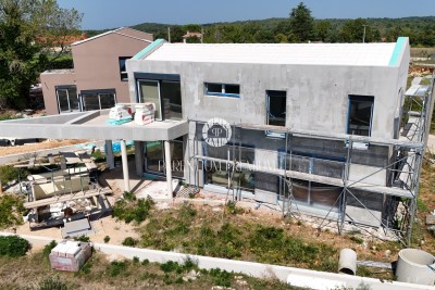 Eccellente nuova casa con piscina