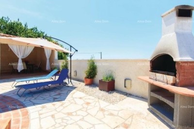 Prizemna kuća s bazenom  na mirnoj lokaciji, Pula