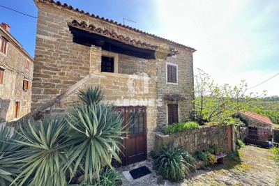 Stone house in the center of Momjan