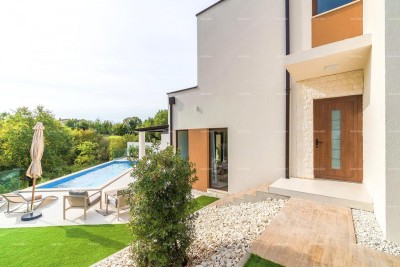 Moderna dvojna kuća sa bazenom u mirnom Svetvinčentu, idealna za odmor ili najam!