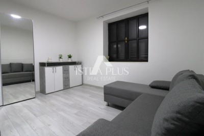 PRILOŽNOST! Dva apartmaja v Poreču z dvoriščem, 850m od morja!!