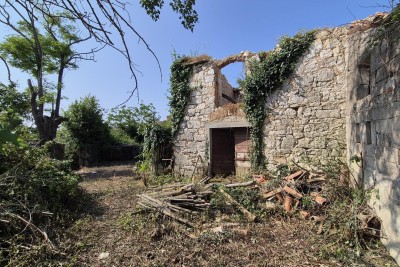 Istarska kamena kuća za renovaciju – 4,5 km od mora i centra Poreča