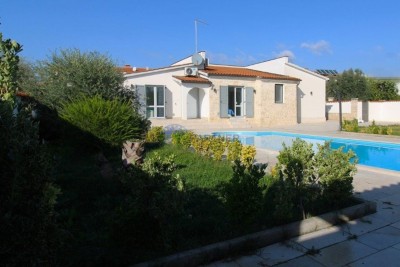 Mediteranska pritlična hiša s bazenom, 7 km od Poreča