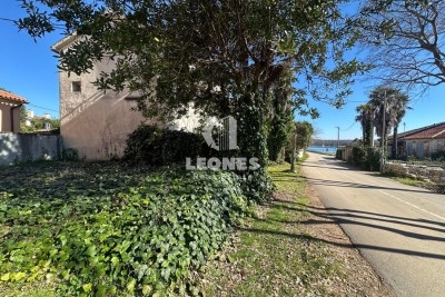 Građevinsko zemljište u starogradskoj jezgri na samo 10metara udaljenosti od mora u Lovrečici