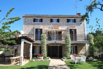 Istrska kamnita hiša s čudovitim vrtom, locirana prva vrsta do morja, Umag, ISTRA