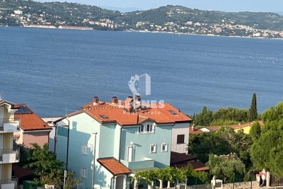 Hiša s tremi stanovanjskimi enotami s pogledom na morje na Crvenem Vrhu, Savudrija