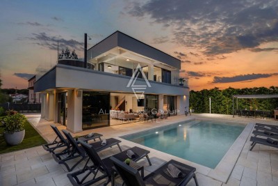 Razkošna Vila z Ogrevanim Bazenom v Lovrečici, Umag: Mirno Življenje ob Jadranskem Morju