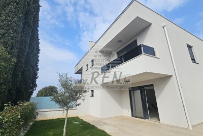 Doppelhaushälfte mit Pool in Strandnähe in Novigrad