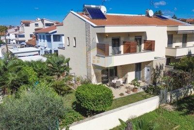 Poreč, širi centar, Dvojna kuća s dva stana i dvorištem, 1 km od mora