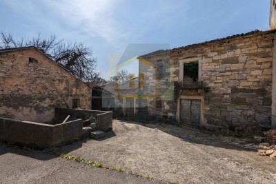 Poreč, Karojba, okolica, 3 objekta za renovaciju s okućnicom, 25 km od mora