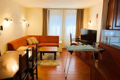 POREČ, PRODAJE SE DVOSOBAN STAN, CENTAR GRADA 100 M OD MORA