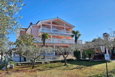 Poreč, Haus in toller Lage mit 14 Wohneinheiten