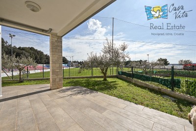 ISTRA, NOVIGRAD - Wohnung im Erdgeschoss eines Wohngebäudes 50 m vom Meer entfernt!