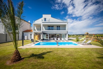 U okolici Poreča - cca. 5 km od mora, vila sa bazenom, 6 spavaćih soba!