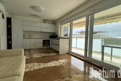 Dvosoban stan sa krovnom terasom Novigrad - centar