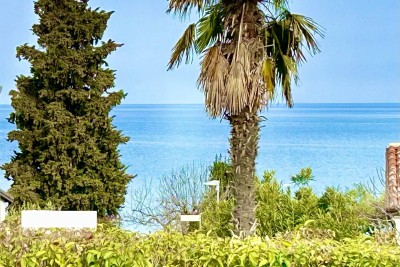 NOVIGRAD, OKOLICA, SAMOSTOJEĆA KUĆA SAMO 80 METARA OD PLAŽE SA POGLEDOM NA MORE