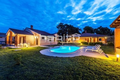 VIŠNJAN - PRODAJE SE DOBRO UHODANI BUSINESS - 3 PREKRASNE KUĆE SA BAZENOM