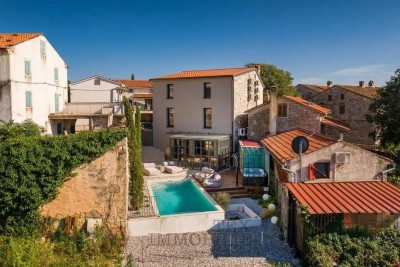 U mirnom mjestu kraj Vižinade prodaje se prekrasna renovirana kamena kuća sa bazenom