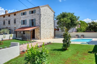 Prodaje se prekrasna renovirana kamena kuća sa bazenom
