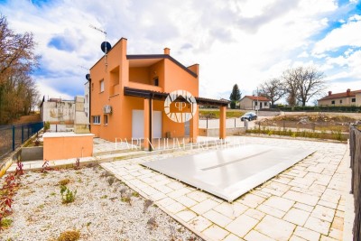 Nuova casa bifamiliare con piscina, completamente attrezzata e arredata